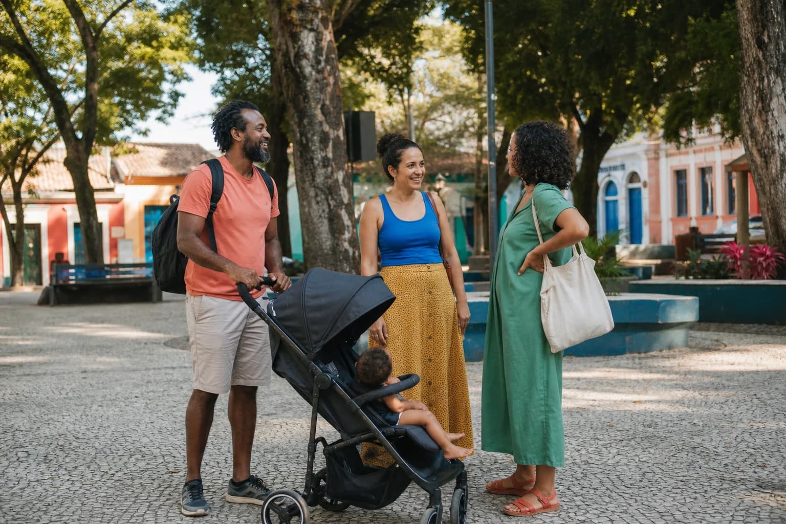 Pais com um carrinho de bebê conversando em uma praça